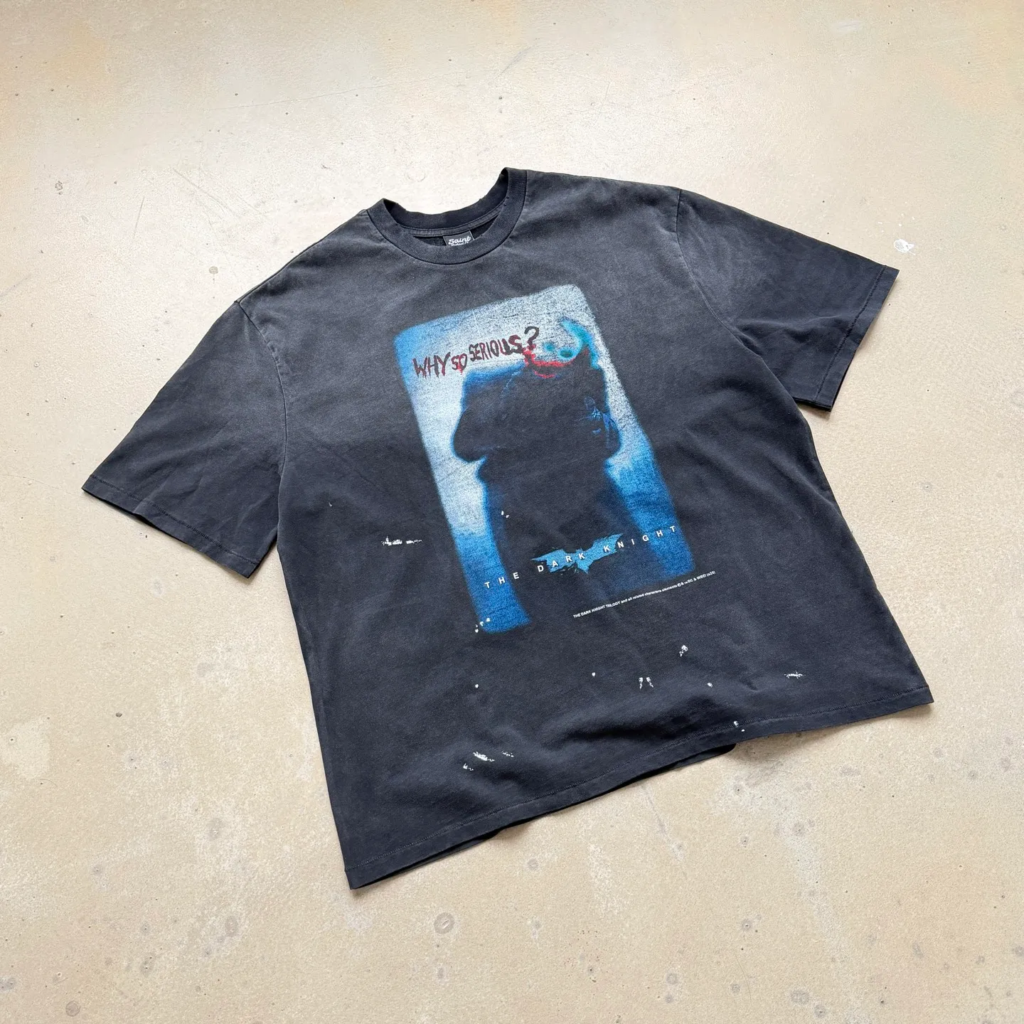 P138 # CTS-118 [Same as Lu Han] Saint "Batman Dark Knight Joker" limited edition. 260g heavyweight pure cotton fabric after washing. White ink direct-jet printing. Retro single-stitch heaven and earth needle crafts + heavy-duty spray wash + hand damage. Size: S M L XL. If Batman represents justice, Joker is the ultimate evil. Most criminals can always find legitimate reasons for doing bad things, for revenge, for power, for wealth... For Joker, these reasons are tantamount to degrading him. He believes that the city lacks a "classy criminal" like him.   Joker challenges human nature and spurns justice. In his view, any morality, rules, and goodness can be destroyed, and only a "little push" can make people who claim to be righteous follow his path. “Everyone has the ability to do evil, but everyone also has the ability to do good.” “True heroism is to still love life after recognizing the essence of life.” Customized 260g gram weight 100% cotton special washed fabric that is consistent with the original. With the blessing of imitation sun-drying, heavy sandblasting and fading + edge grinding + Assute fermentation and washing, the cotton feel on the surface of the fabric is well presented. Both the texture and feel are ceiling level. After the ready-made garments undergo a series of heavy washing and distressing processes, the retro and high-end sense of the entire garment is directly to the top. The garment making process of the entire garment adopts Saint The most common and complex single-needle sewing process (commonly known as single-thread heaven and earth stitch) among vintage vintage brands such as Michael